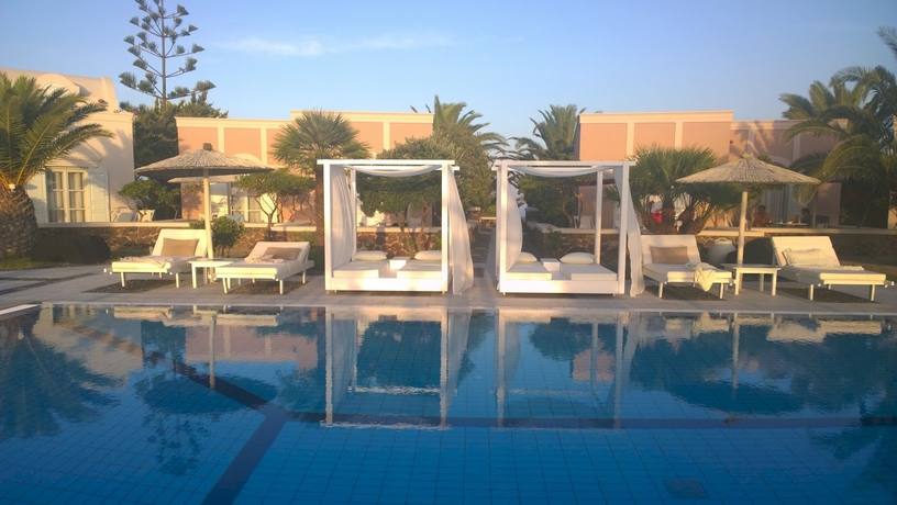 Imagen de la piscina del Hotel Pantheon, Fira. Foto 12