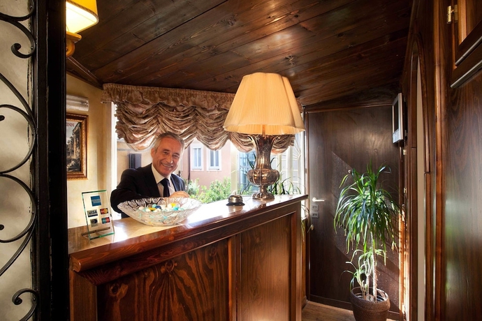 Imagen de los interiores del Hotel Pantheon Inn. Foto 17