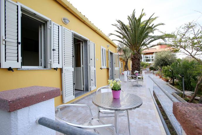 Imagen de los exteriores del Hotel Paola, CARLOFORTE. Foto 15
