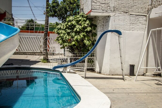 Imagen de la piscina del Hotel Paola. Foto 32