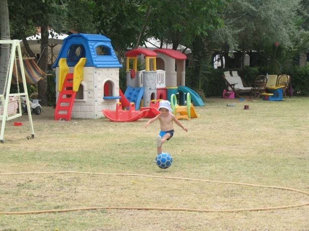 Imagen de los exteriores del Hotel Papanikolaou. Foto 14