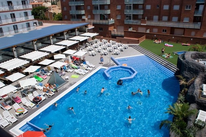 Imagen de la piscina del Hotel Papi. Foto 16