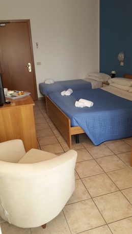 Imagen de la habitación del Hotel Papillon. Foto 8