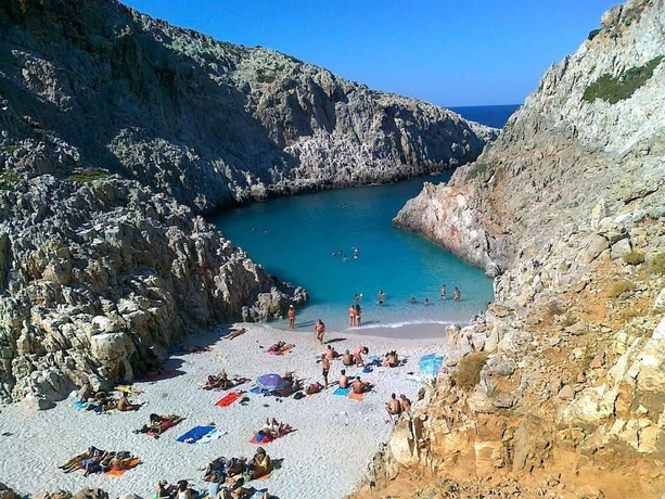 Imagen de la piscina del Hotel Paradice Luxury Suites. Foto 12