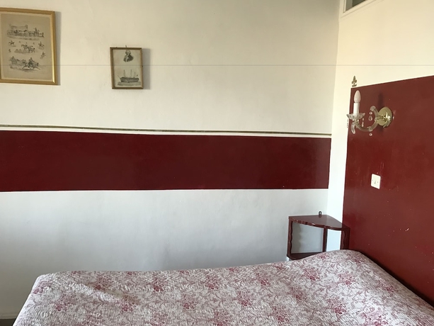 Imagen de la habitación del Hotel Paradis, Bormes-les-Mimosas. Foto 6