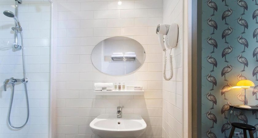 Imagen de la habitación del Hotel Paradis, París. Foto 9