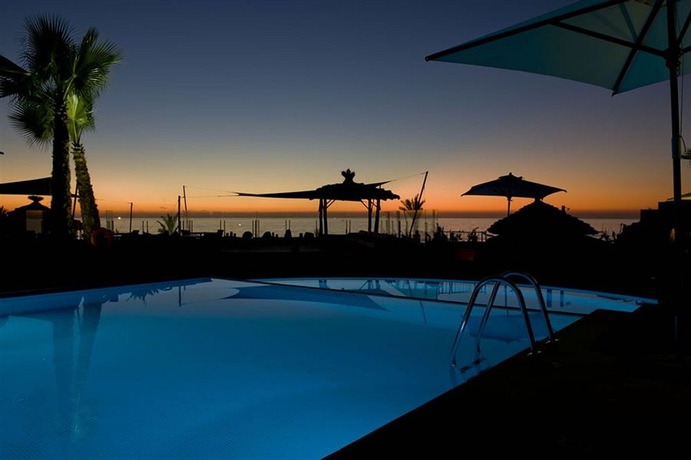 Imagen de la piscina del Hotel Paradis Plage Surf Yoga and Spa Resort. Foto 7