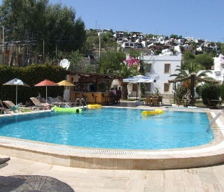 Imagen de la piscina del Hotel Paradise Apart Hotel. Foto 6