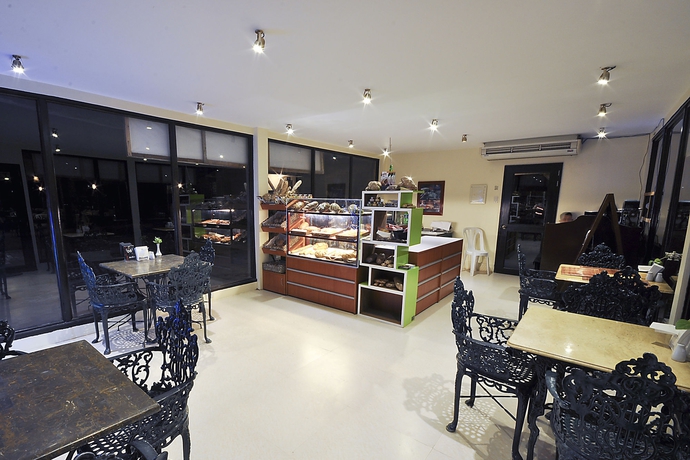 Imagen del bar/restaurante del Hotel Paradise Garden and Convention Boracay Powered By Aston. Foto 3