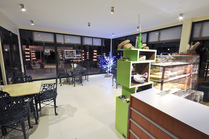 Imagen del bar/restaurante del Hotel Paradise Garden and Convention Boracay Powered By Aston. Foto 4