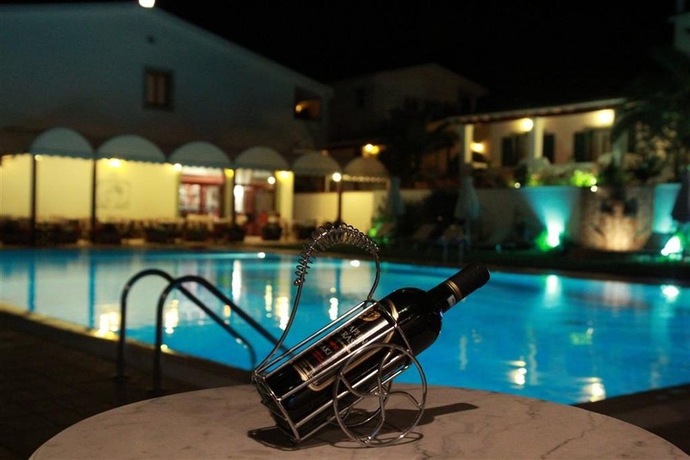 Imagen de la piscina del Hotel Paradise Inn. Foto 12