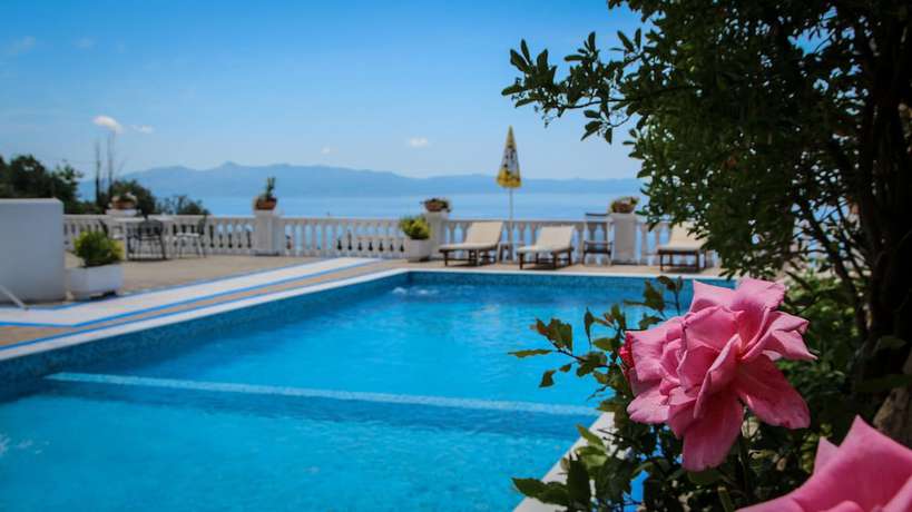 Imagen de la piscina del Hotel Paradise Lukova. Foto 19