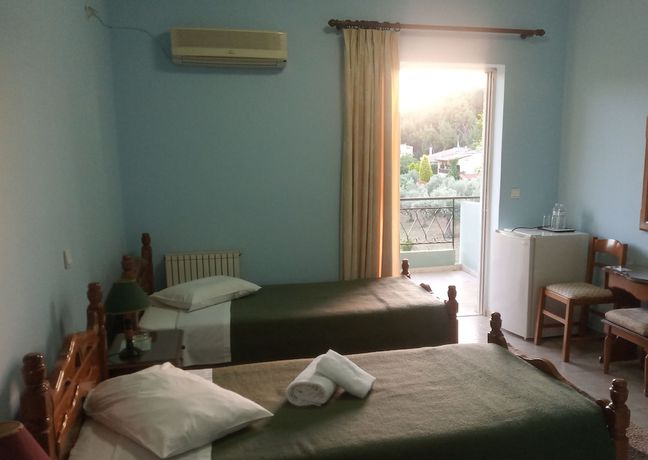 Imagen de la habitación del Hotel Paradise, Nea Palatia. Foto 12