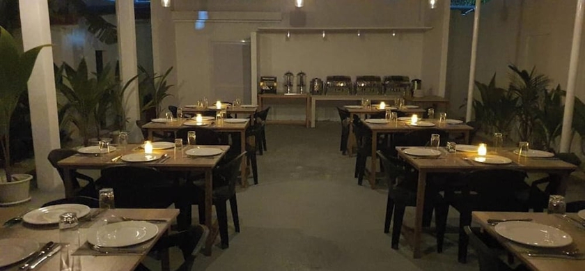 Imagen del bar/restaurante del Hotel Paradise Palms, Thoddoo. Foto 2