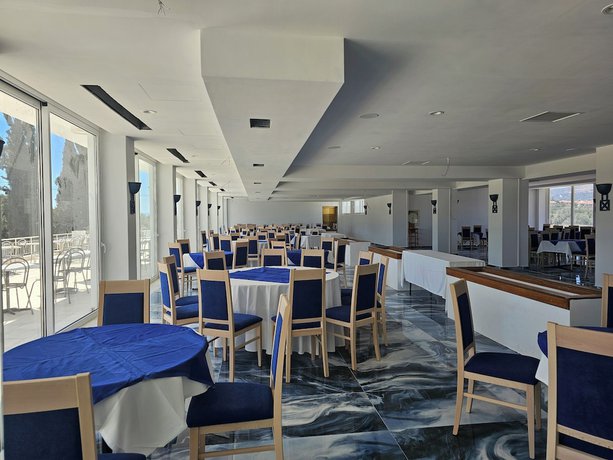 Imagen del bar/restaurante del Hotel Paradise Resort Evia, a member of Radisson Individuals. Foto 2
