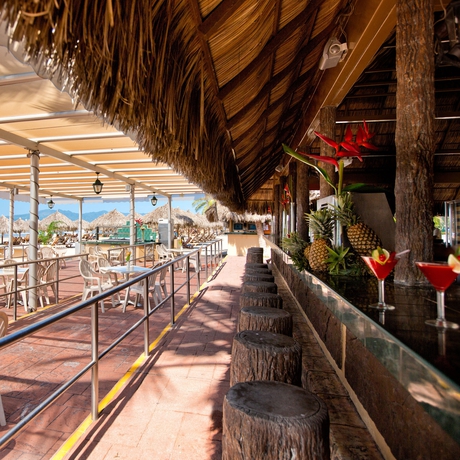 Imagen del bar/restaurante del Hotel Paradise Village Beach Resort and Spa. Foto 7