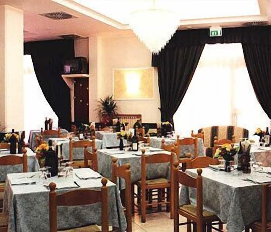 Imagen del bar/restaurante del Hotel Paradiso, Bastardo. Foto 7
