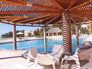 Imagen de la piscina del Hotel Paradiso Resort. Foto 7