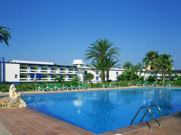 Imagen de la piscina del Hotel Parador De Benicarló. Foto 10