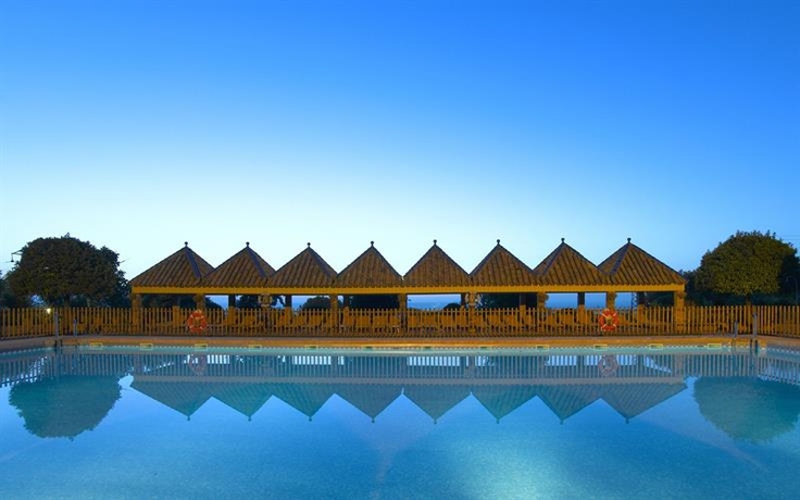 Imagen de la piscina del Hotel Parador De Carmona. Foto 13