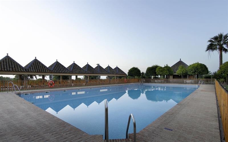 Imagen de la piscina del Hotel Parador De Carmona. Foto 14