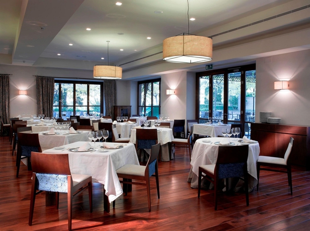 Imagen del bar/restaurante del Hotel Parador De Granada. Foto 5