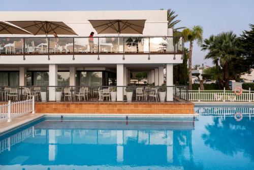 Imagen de la piscina del Hotel Parador De Moj&aacute;car. Foto 19