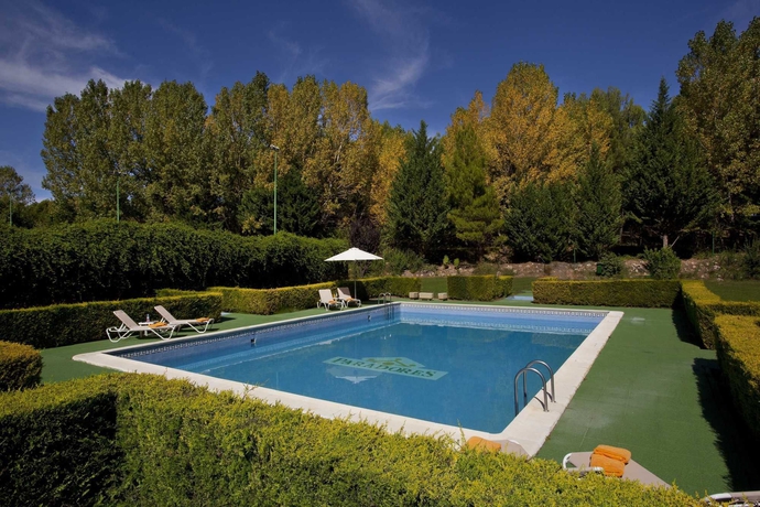 Imagen de la piscina del Hotel Parador De Teruel. Foto 14