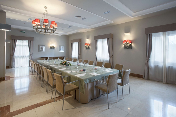 Imagen del bar/restaurante del Hotel Parador De Teruel. Foto 7