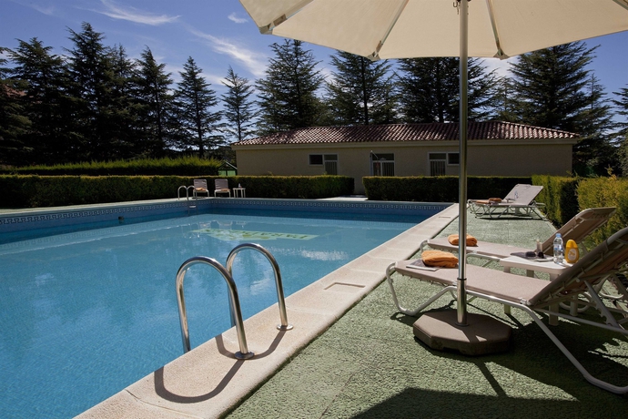 Imagen de la piscina del Hotel Parador De Teruel. Foto 15