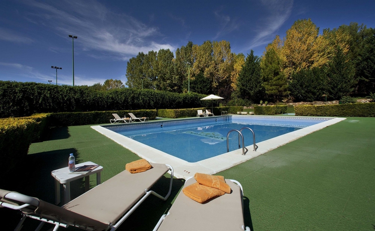 Imagen de la piscina del Hotel Parador De Teruel. Foto 16