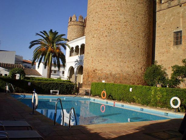 Imagen de la piscina del Hotel Parador De Zafra. Foto 20