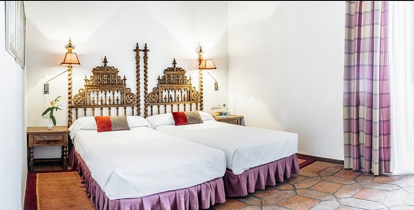 Imagen de la habitación del Hotel Parador De Zafra. Foto 7