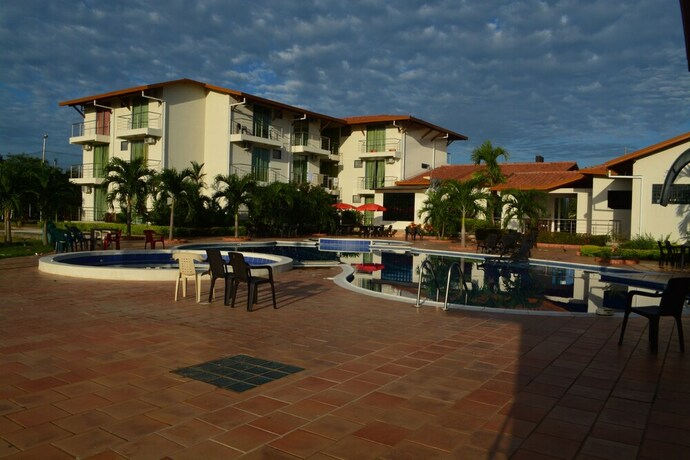 Imagen de la piscina del Hotel Parador El Guafal. Foto 28
