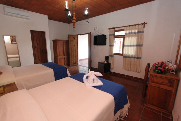 Imagen de la habitación del Hotel Parador Montecarmelo. Foto 16