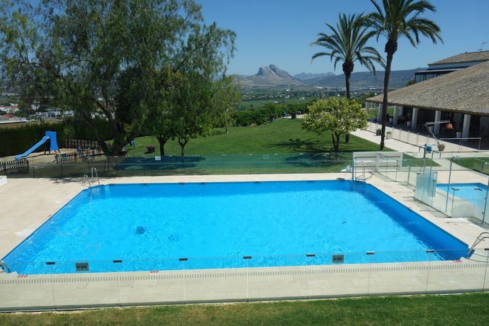 Imagen de la piscina del Hotel Parador de Antequera. Foto 14