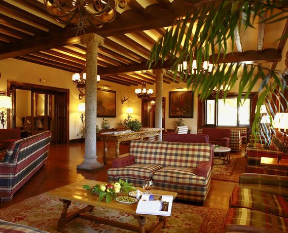 Imagen de los interiores del Hotel Parador de Gredos. Foto 11