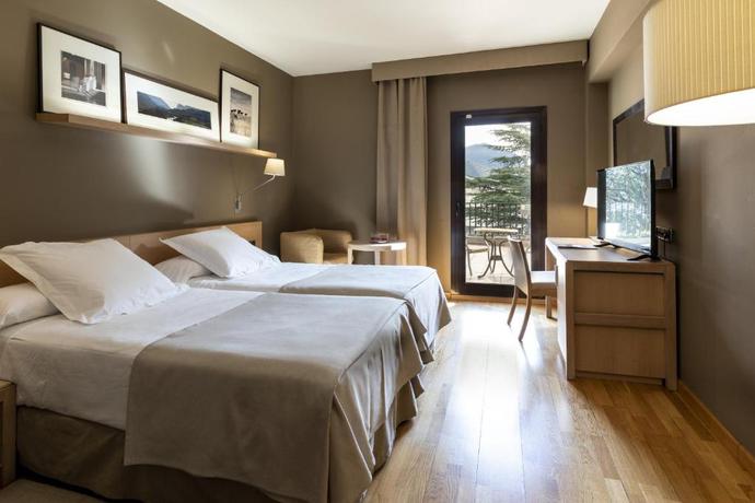 Imagen de la habitación del Hotel Parador de La Seu d'Urgell. Foto 7