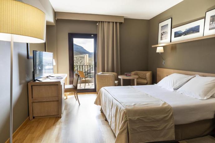 Imagen de la habitación del Hotel Parador de La Seu d'Urgell. Foto 8