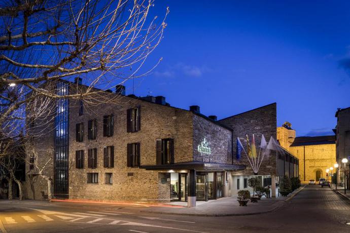 Imagen de los exteriores del Hotel Parador de La Seu d'Urgell. Foto 12