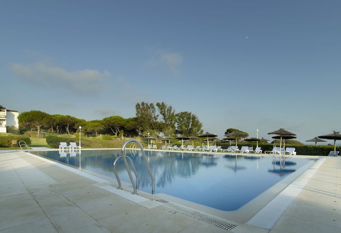 Imagen de la piscina del Hotel Parador de Mazagón. Foto 10