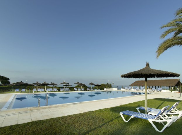 Imagen de la piscina del Hotel Parador de Mazagón. Foto 11