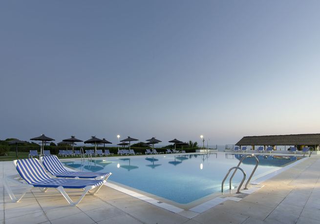 Imagen de la piscina del Hotel Parador de Mazagón. Foto 12