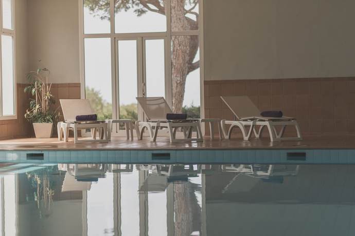 Imagen de la piscina del Hotel Parador de Mazagón. Foto 14