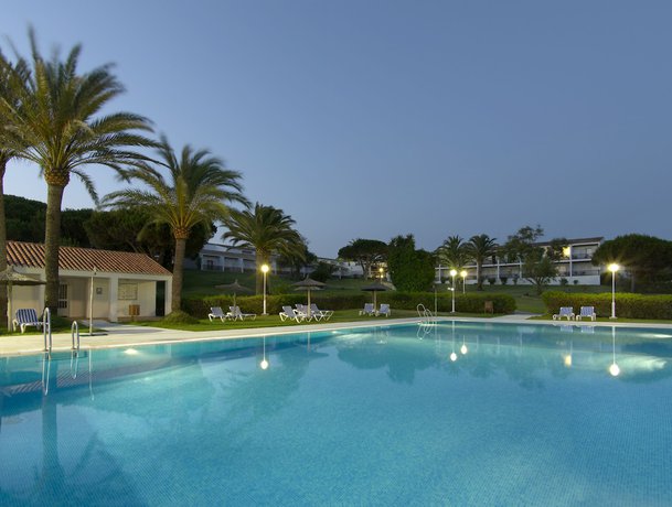 Imagen de la piscina del Hotel Parador de Mazagón. Foto 15