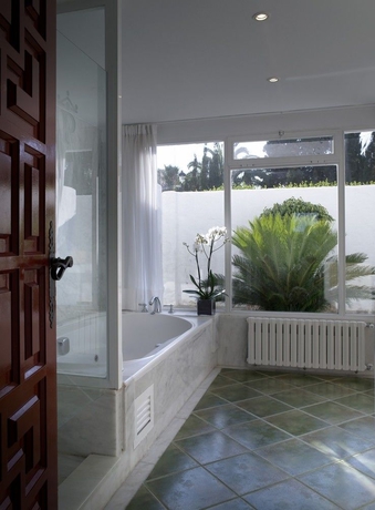 Imagen de la habitación del Hotel Parador de Nerja. Foto 11