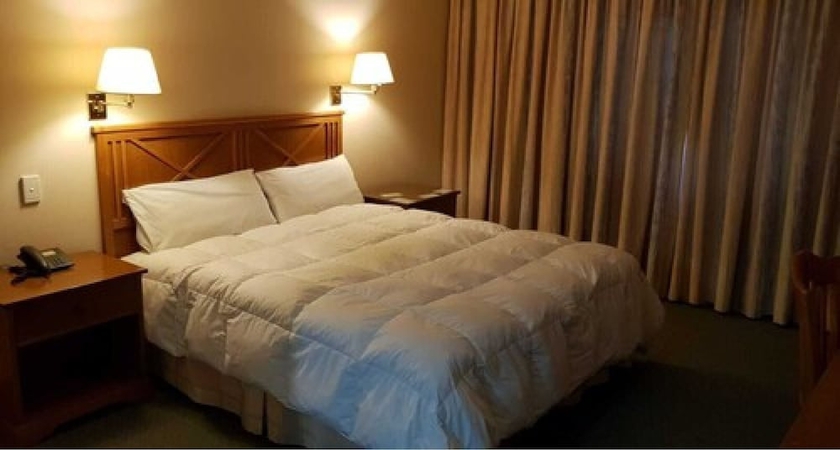 Imagen de la habitación del Hotel Paradores Austral Bahia Blanca. Foto 10