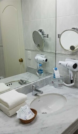 Imagen de la habitación del Hotel Paradores Austral Bahia Blanca. Foto 17