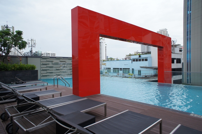Imagen de la piscina del Hotel Paradox Bangkok Sukhumvit 15. Foto 17