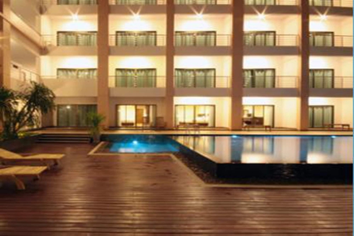 Imagen de la piscina del Hotel Paragon Suites Resort. Foto 8